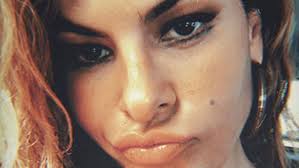 Eva Mendes se acribilla con agujas, su método de belleza con 46 años:  "Ayyyy Dios ¡