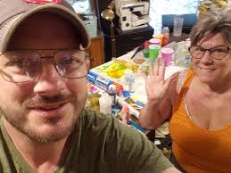 😃 Having a great day in the studio with my talented artist friend Arlene  Bates. She's been teaching me some fundamentals that have me thinking of  new ideas for future paintings. Stay