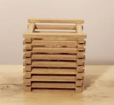La base è in legno di pallet recuperato ed è sfalzata su quattro livelli di dimensioni decrescenti. Abat Jour Rettangolare Di Legno Colorata Mod Reykjavik Dilegnoinlegno