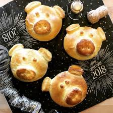 Diese Sussen Schweinchen Aus Germteig Werden Heuer Zu Silvester Verschenkt Rezept Neu Am Blog Silvester Essen Einfach Lebensmittel Essen Glucksbringer Backen