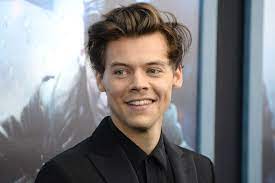 Harry styles smooches emma corrin in his second upcoming starring movie role. Harry Styles Hat Eine Neue Frisur Sie Erinnert An Seine Rolle In Dunkirk Gq Germany
