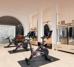 The peloton bike is a substantial piece of equipment, taking up about 4 by 2 feet of floor space and weighing 135 pounds. Peloton Workouts Streamen Live On Demand