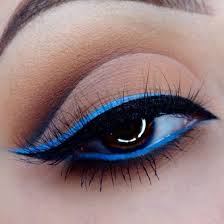 Les Nouvelles Tendances De Porter L Eye Liner En 2020 Maquillage Bleu Art Maquillage Des Yeux Maquillage Colore