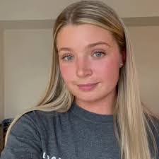 Courtney Kinard's Instagram, Twitter & Facebook