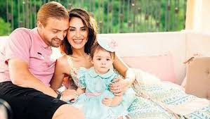 Şükran ovalı, dün çocukluk arkadaşı bergüzar korel'i doğum yaptığı hastanede ziyaret etti. Caner Erkin Ve Sukran Ovali Cifti Egeli Oluyor