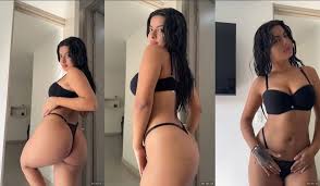 Mulher sensual em vídeo amador sensualizando com lingerie pretinha