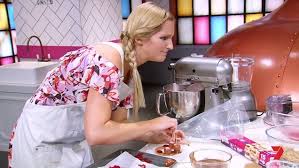 Näytä lisää sivusta zumbo's just desserts facebookissa. Ali King Has An Epic Meltdown On Zumbo S Just Desserts Daily Mail Online