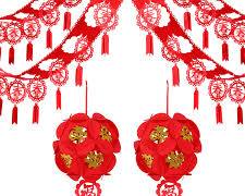 صورة Putting up red decorations for the Spring Festival
