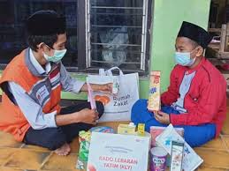 Mendengar itu, anak yatim tersebut berhenti menangis. 12 Anak Yatim Di Kabupaten Dan Kota Cirebon Terima Paket Kado Lebaran Yatim Dari Rumah Zakat Rumah Zakat