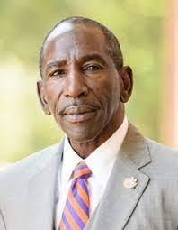 Lee Gill's Instagram, Twitter & Facebook