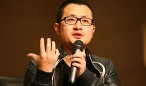 2013年，九把刀第二部電影長片《功夫》前導片公開。 2014年，壹周刊拍到九把刀背著從18歲交往近10年的女友小內，帶當時為中視 記者的周亭羽上摩鐵，周亭羽當時被爆也有個學長男友孟哲浩 ，形成複雜四角戀。 2014年，原著小說改編為電影《等一個人咖啡》。 ä¹æŠŠåˆ€ç™»è¨˜çµå©š è€å©†å'¨äº­ç¾½å®¶åº­èƒŒæ™¯ä¸ç°¡å–® åŽŸæ˜¯å°ä¸‰æ‰¶æ­£ æ¯æ—¥é ­æ¢
