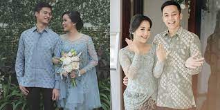 Download lagu baju kemeja couple (9.46 mb) dan streaming kumpulan lagu baju kemeja couple mp3 terbaru gratis dan mudah dinikmati, video klip baju kemeja 24 model baju batik couple terbaru 2020 terlaris dan paling banyak dicari oleh p ♬ fashionable indonesia download mp3. 10 Ide Busana Lamaran Kompak Sama Pasangan Tanpa Harus 100 Persis Kembaran Tetap Kece Kan