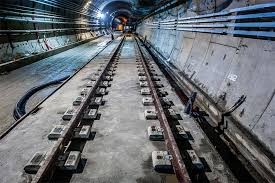 In addition to the two existing metro lines with a total length of about 41 kilometers, the new »linha 4« along the atlantic coast is being built to create an efficient connection between barra da tijuca to the. Tuneis Da Linha 4 Do Metro Rio Recebem Trilhos Via Trolebus