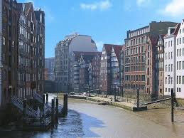 Hamburg Nikolaifleet Bei Ebbe Der Ursprunkliche Lauf Der Alster Hamburger Hafen Zu Beginn 1188 Ruckseiten Der Burgerhauser Und Speiche Germany Hamburg