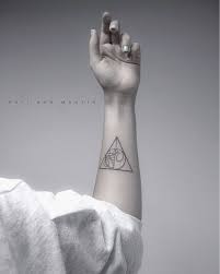 Freak Minimalism Este Tatuaje Une Tres Grandes Sagas Harry Potter Star Wars Y Doctor Who El Que N Minimal Star Wars Tattoo Doctor Who Tattoos Pretty Tattoos