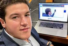 Dedica Samuel su sábado a dar clases a alumnos de la UANL