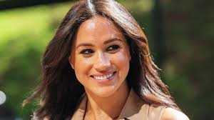 Markle was born and raised in los angeles, california.her acting career began while she was studying at northwestern university.she attributed early career difficulties to her biracial heritage. T9rzbrbk5yo Em