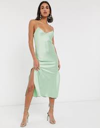 Lavage en machine conformément aux instructions sur l'étiquette d'entretien. Asos Design Robe Nuisette Longue En Satin A Fines Bretelles Vert Asos