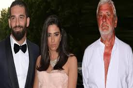 Arda'nın baba evindeki eşini gördükten sonra kendi evinde tek başına kaldığı konuşulurken; Arda Turan A Kayinpeder Soku Esi Aslihan Dogan Baba Evine Tasindi Futbol Medya