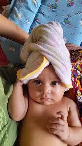 Hello 😁 Anyone tried baby led weaning? From which age you started ? Food  recipes plz for 3 month old baby 🍼(with or without baby led weaning as I'm  avoiding store brought