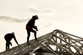 Construcción de dos hombres trabajando | Foto Premium
