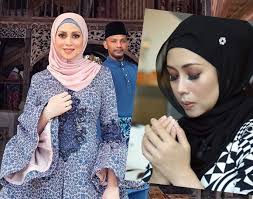 Bekas personaliti televisyen, azrinaz mazhar hakim, 39, dan suaminya, fairos khan abdul hamid, 43, memilih palestin, sebagai destinasi azrinaz yang juga penulis kolum di berita harian, mengahwini fairos khan yang dikenalinya sejak 20 tahun lalu, dengan sekali lafaz 1 mei lalu. Umum Hamil 6 Bulan Azrinaz Bakal Timang Cahaya Mata Ketiga Media Hiburan