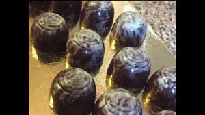 Come fare i cioccolatini in casa impiegando al meglio gli avanzi di cioccolato fondente: Come Fare Dei Cioccolatini Ripieni Youtube
