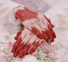 Model Henna Putih Dan Merah Untuk Pengantin Dengan Desain Mewah Dan Simple Modern Di 2020 Henna Mehndi Designs Desain Henna