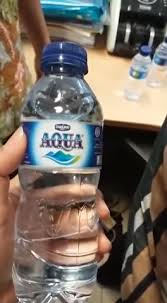 Jadilah yang pertama memberikan ulasan aqua botol 1500 ml batalkan balasan. Viral Video Kejanggalan Pada Tutup Botol Aqua Waspada Aqua Palsu Famous Id
