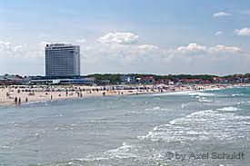 Warnemunde is a peaceful seaside resort town, popular with the locals as a summer getaway spot for families. Der Strand Von Warnemunde Erleben Sie Den Breiteste Sandstrand Der Osteekuste