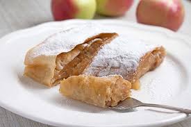 Ausgezogener Apfelstrudel Rezept Rezept In 2020 Apfelstrudel Rezept Apfelstrudel Strudel