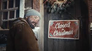 Strasbourg, fin décembre, les chalets du marché de noël scintillent de guirlandes et d'étoiles. Taika Waititi A Realise Une Grande Et Sublime Pub Coca Pour Noel Premiere Fr