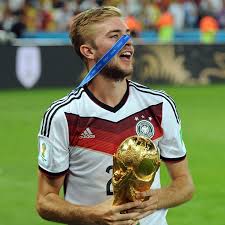 Christoph kramer (born 19 february 1991) is a german professional footballer who plays as a defensive midfielder for bundesliga club borussia mönchengladbach and the german national team. Christoph Kramer Wins Life After Sharing Glorious Full Set Of Pokemon Cards