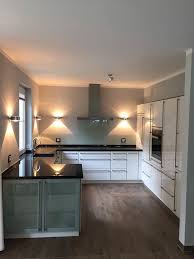 Kuche U Form Front Hochglanz Arbeitsplatte Granit Assoluto Black Ruckwand E Kuche U Form Front Hochglanz Arbeitspl Kuchen In U Form Granit Kuche Kuchen Design