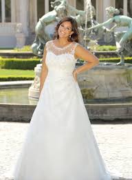 Tenues traditionnelles d'un mariage chinois et rituels. Idee De Mariage Robe De Mariee Femme Ronde 2019