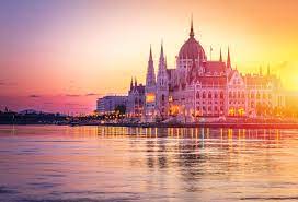 Information about the hungarian parliament in budapest. Das Wahrzeichen Budapests Das Parlamentsgebaude Ungarn Heute