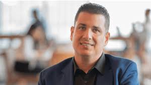 Cómo este empresario latino ha logrado capacitar a miles en la región