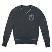 Pull Serpentard Ecusson Brode En 2020 Tenues De Harry Potter Uniforme Harry Potter Pull Harry Potter