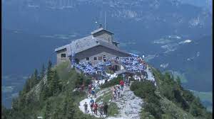 Das haus wird seit 1952 als berggaststätte geführt, die auffahrt über die kehlsteinstraße ist nur mit spezialbussen der kehlsteinlinie möglich. Das Kehlsteinhaus Eagle S Nest Youtube