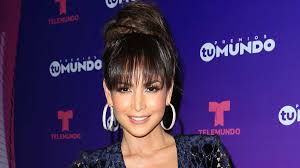 Carmen villalobos tiene 37 años aunque por su aspecto físico luzca mucho más joven. Carmen Villalobos Sus Mil Y Un Peinados Y Cambios De Look Mamaslatinas Com