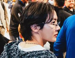 JUNG HOSEOK IN THE LAKERS GAME TONIGHT LOOKS SOOOOO GOOD IN CLASSES 🔥😍