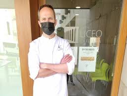 Luis Estopiñán, cocinero: “Estar en casa es duro para alguien acostumbrado  a trabajar 12 horas diarias”