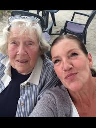 Liebe Mama. Durch viele Höhen und Tiefen sind wir gemeinsam gegangen und  waren immer Seite an Seite. Du bist nicht nur meine Mama, du bist auch  meine Freundin und Beraterin, die gute