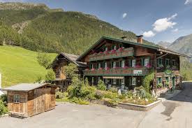 All rooms have kitchens and balconies/patios. Altes Holzhaus In Solden Zimmer Direkt An Der Skiabfahrt