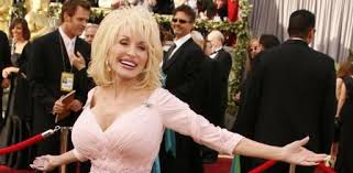Parton, 75, sang an adapted version of jolene before receiving the shot at vanderbilt university medical center in nashville, tennessee on tuesday. Dolly Parton Quiere Volver A Ser Portada De Playboy A Los 75 Anos