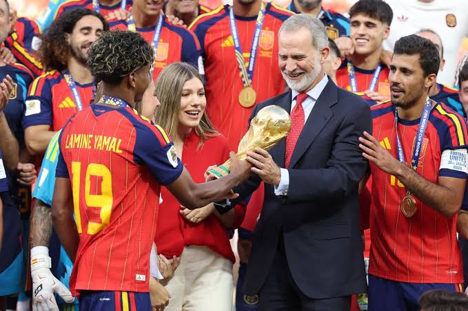 El rey Felipe y la reina Letizia celebran el histórico triunfo de España en el Mundial de 2026 con sus hijas y la selección nacional.