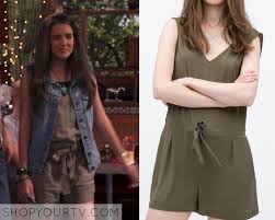 Watch bella and the bulldogs s02e01 online. Bella And The Bulldogs Fashion Clothes Style And Wardrobe Worn On Tv Shows Shop Your Tv