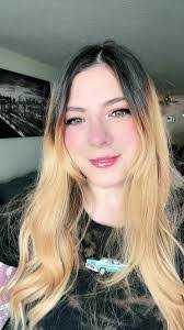 Danielle Deford's Instagram, Twitter & Facebook