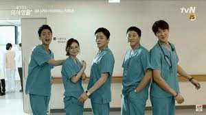 Jueves 21 ésta interesante historia nos adentra tanto en su amistad, como en el día a día de ellos, otros médicos, enfermeras y pacientes del hospital. Hospital Playlist Wallpapers Top Free Hospital Playlist Backgrounds Wallpaperaccess