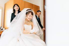 この日をずっと楽しみに準備をして そして迎えた結婚式 メイクが終わってようやく今日が特別な日だと実感してきてちょっぴり嬉しさと緊張を感じ出す この空気感を味わえるのはカメラマンの特権だ お問い合わせ 結婚式 前撮りの撮影依 wedding
